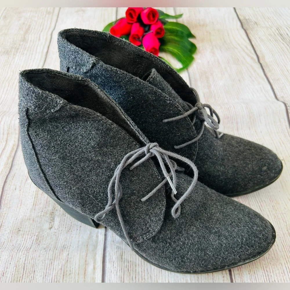 Blowfish Malibu Women’s Grey Felt Lace Up Heeled Ankle Boots Size 8.5